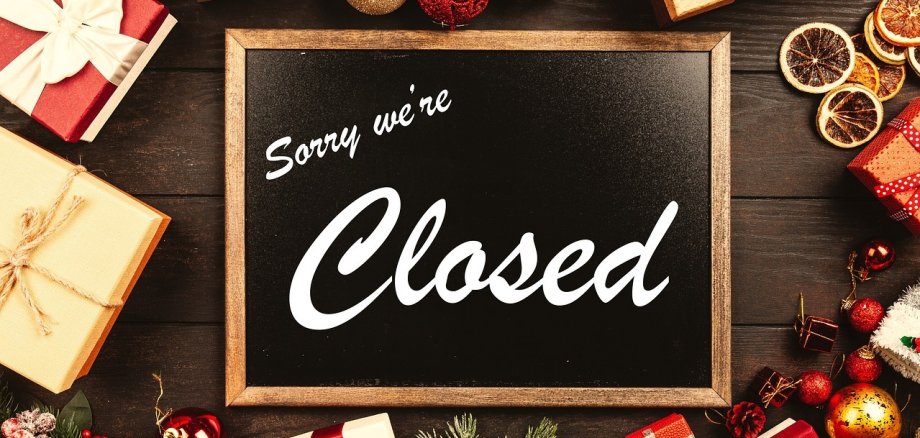 Closed Schild mit Geschenken