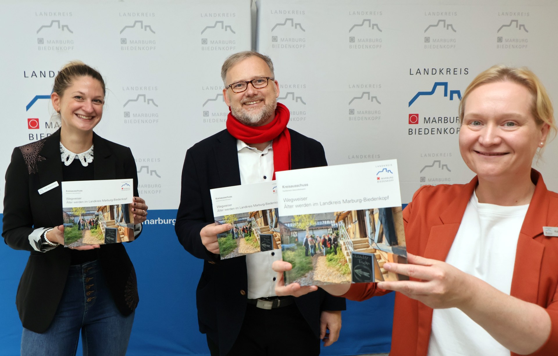 Katharina Albrecht (Gesundheitsamt, Team Pflegestützpunkte und Altenplanung), Landrat Jens Womelsdorf und Katharina Erbeck (Gesundheitsamt, Team Pflegestützpunkte und Altenplanung) präsentieren den aktualisierten Seniorenwegweiser des Landkreises