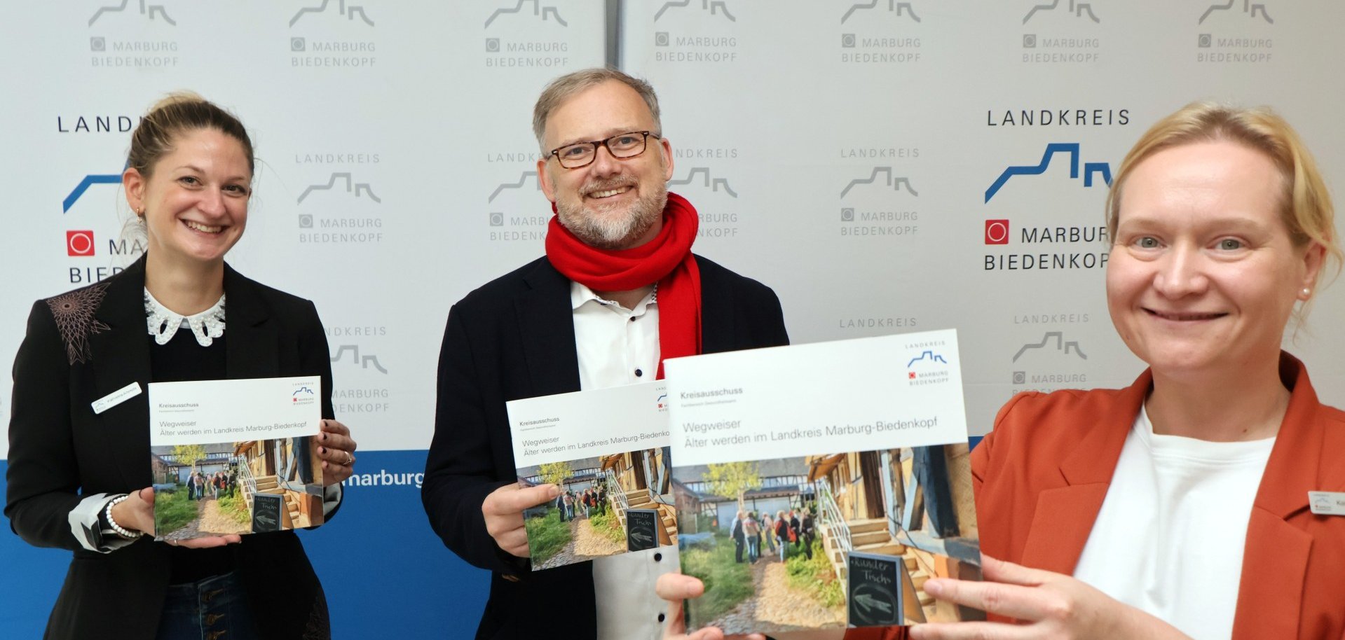 Katharina Albrecht (Gesundheitsamt, Team Pflegestützpunkte und Altenplanung), Landrat Jens Womelsdorf und Katharina Erbeck (Gesundheitsamt, Team Pflegestützpunkte und Altenplanung) präsentieren den aktualisierten Seniorenwegweiser des Landkreises