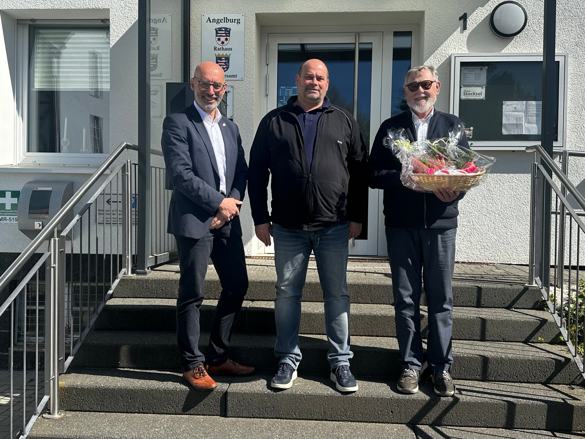 Bürgermeister Jörg Schwarz gratuliert unserem neuen Schiedsmann Matthias Franz - und dankt dem ausgeschiedenen Günter Sänger - sehr herzlich!