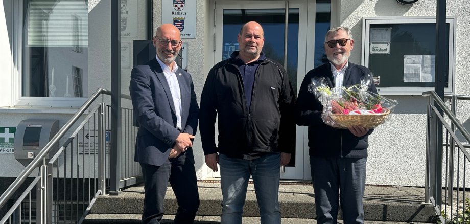 Bürgermeister Jörg Schwarz gratuliert unserem neuen Schiedsmann Matthias Franz - und dankt dem ausgeschiedenen Günter Sänger - sehr herzlich!