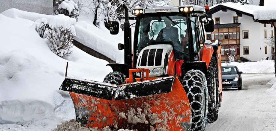 Traktor mit Schneepflug